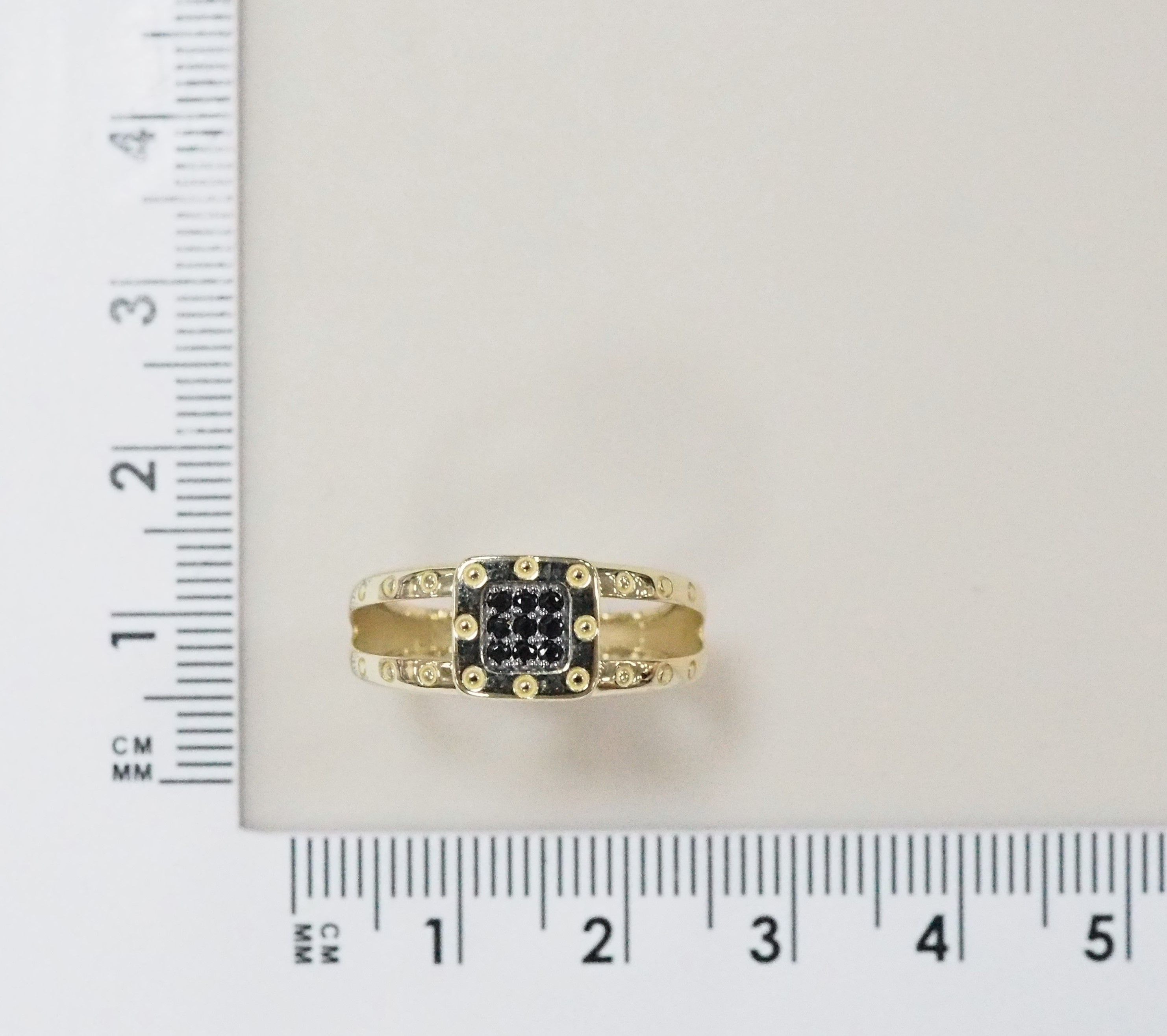Серебряное кольцо 925 пробы; вставки 1 Агат зеленый; 12 Фианит бесцв.;